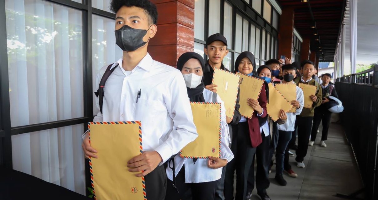 Menteri Ketenagakerjaan (Menaker), Yassierli, akan mengeluarkan Surat Edaran (SE) ditujukan kepada seluruh perusahaan agar menghapus syarat batas usia dalam lowongan pekerjaan.